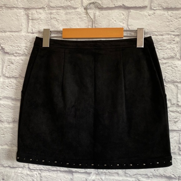 AMERICAN EAGLE Black Studded Faux Suede Skirt - Picture 5 of 7